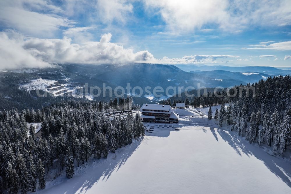 Seebach from the bird's eye view: Wintry snowy Riparian areas on the lake area of Mummelsee in Seebach in the state Baden-Wuerttemberg