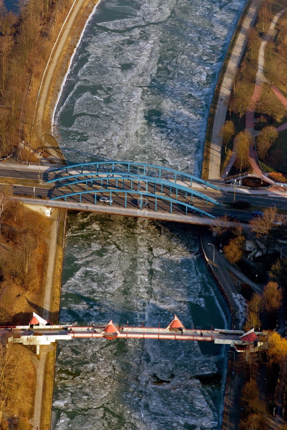 Aerial photograph Dorsten - Wintry shipping traffic on the Wesel-Datteln in North Rhine-Westphalia