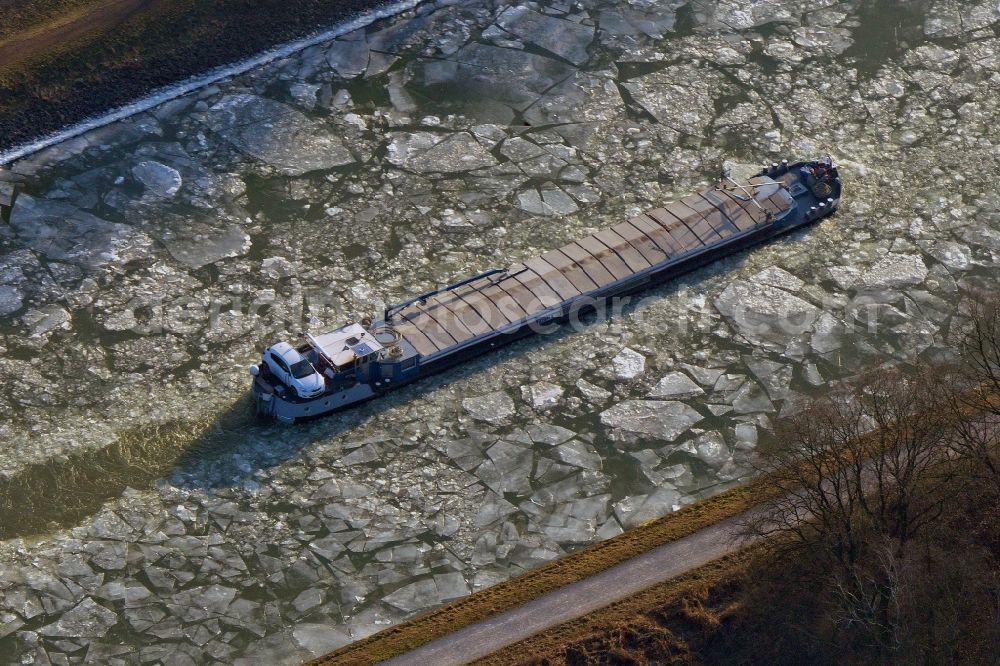 Dorsten from above - Wintry shipping traffic on the Wesel-Datteln in North Rhine-Westphalia