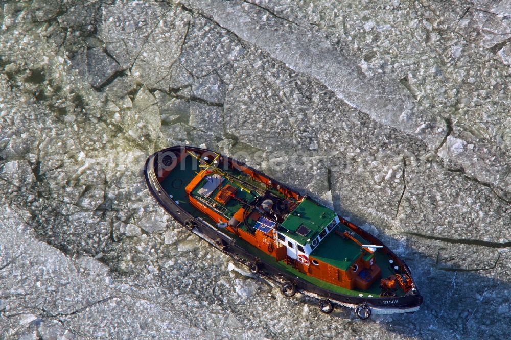 Dorsten from the bird's eye view: Wintry shipping traffic on the Wesel-Datteln in North Rhine-Westphalia