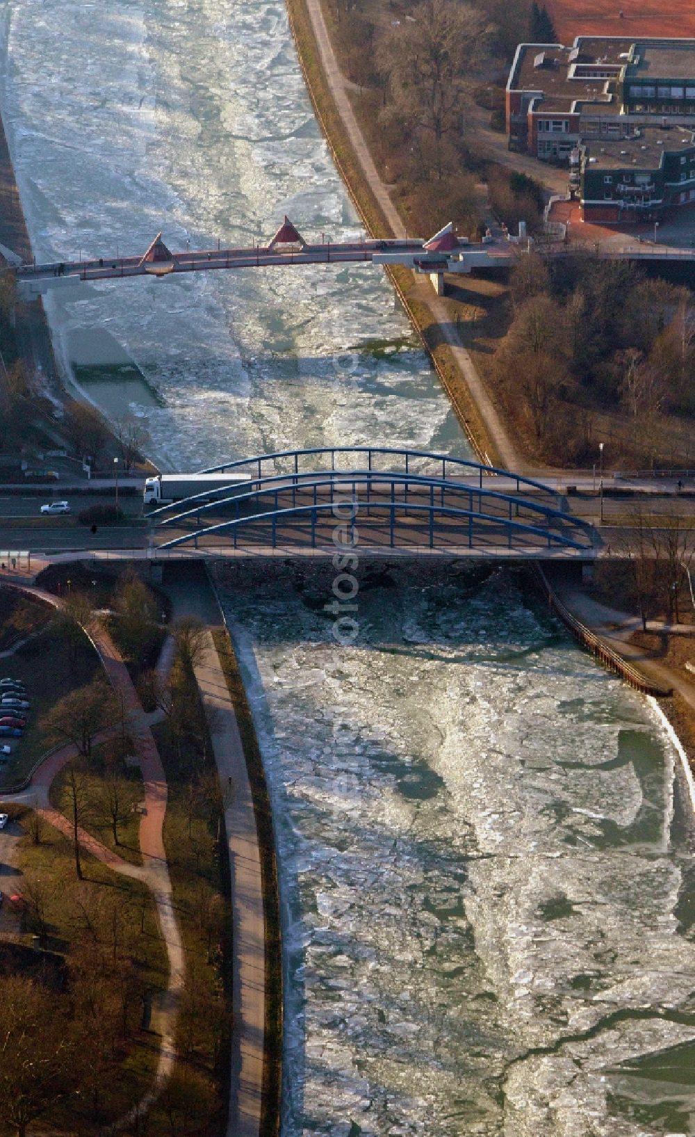 Aerial photograph Dorsten - Wintry shipping traffic on the Wesel-Datteln in North Rhine-Westphalia