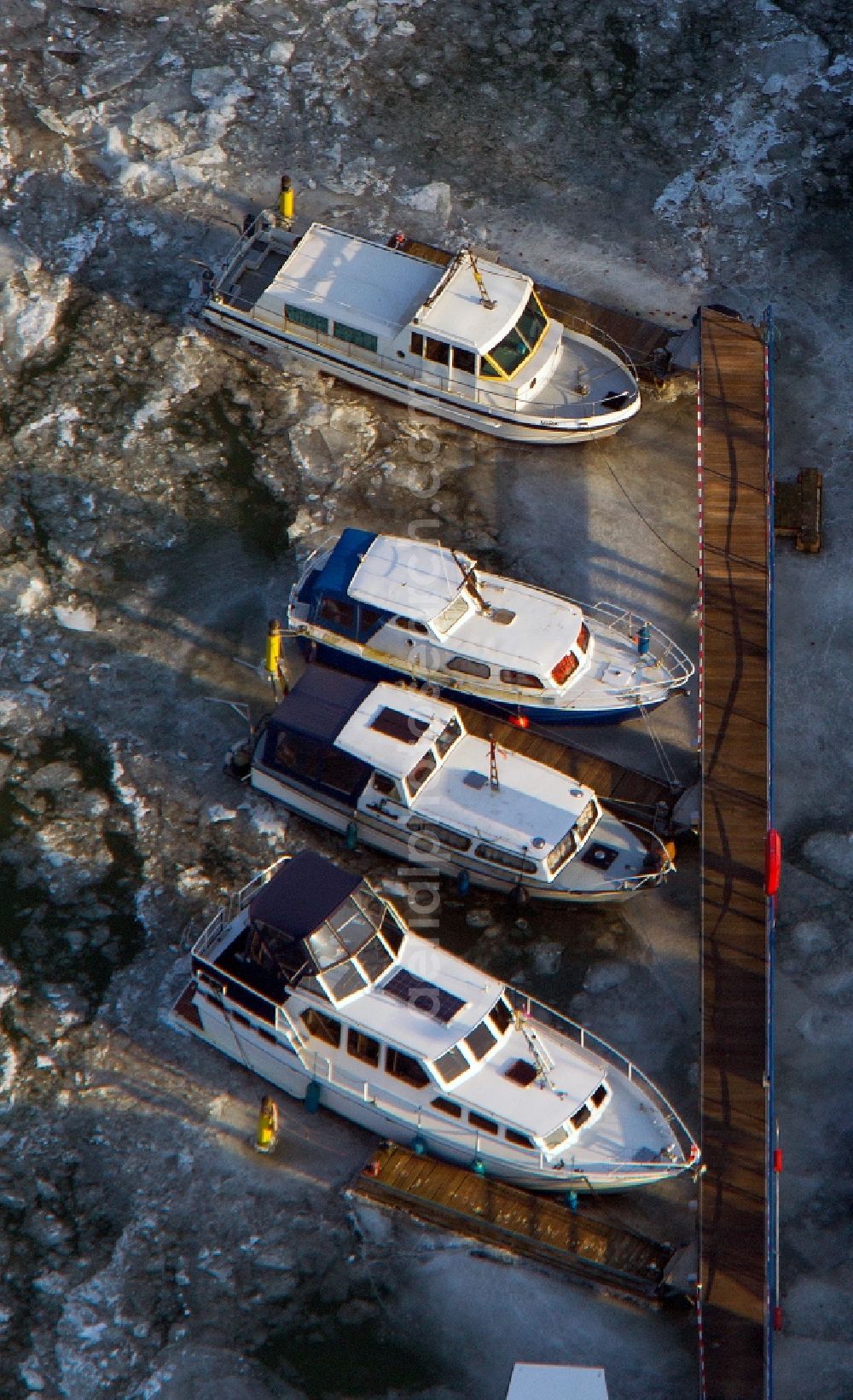 Dorsten from above - Wintry shipping traffic on the Wesel-Datteln in North Rhine-Westphalia