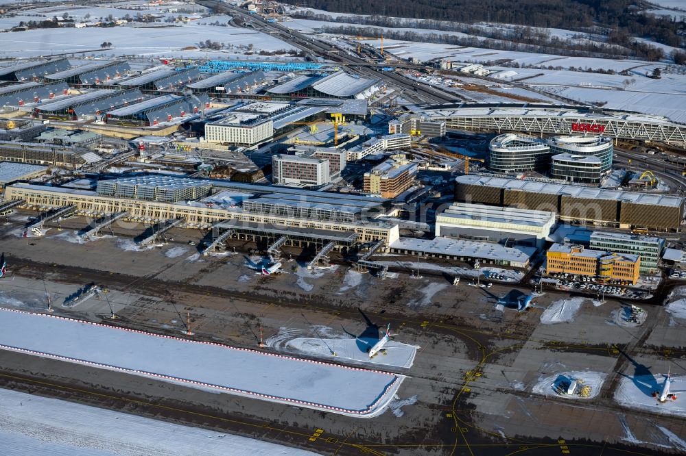 Aerial photograph Leinfelden-Echterdingen - Wintry snowy dispatch building and terminals on the premises of the airport Stuttgart in Leinfelden-Echterdingen in the state Baden-Wuerttemberg, Germany