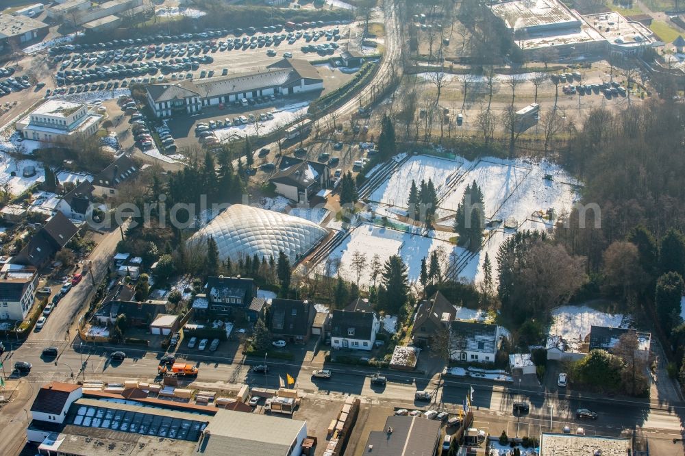 Aerial photograph Heiligenhaus - Wintry snowy demolition work on the site of the Industry- ruins des insolventen Heiligenhauser Traditionsbetriebes Hitzbleck in Heiligenhaus in the state North Rhine-Westphalia