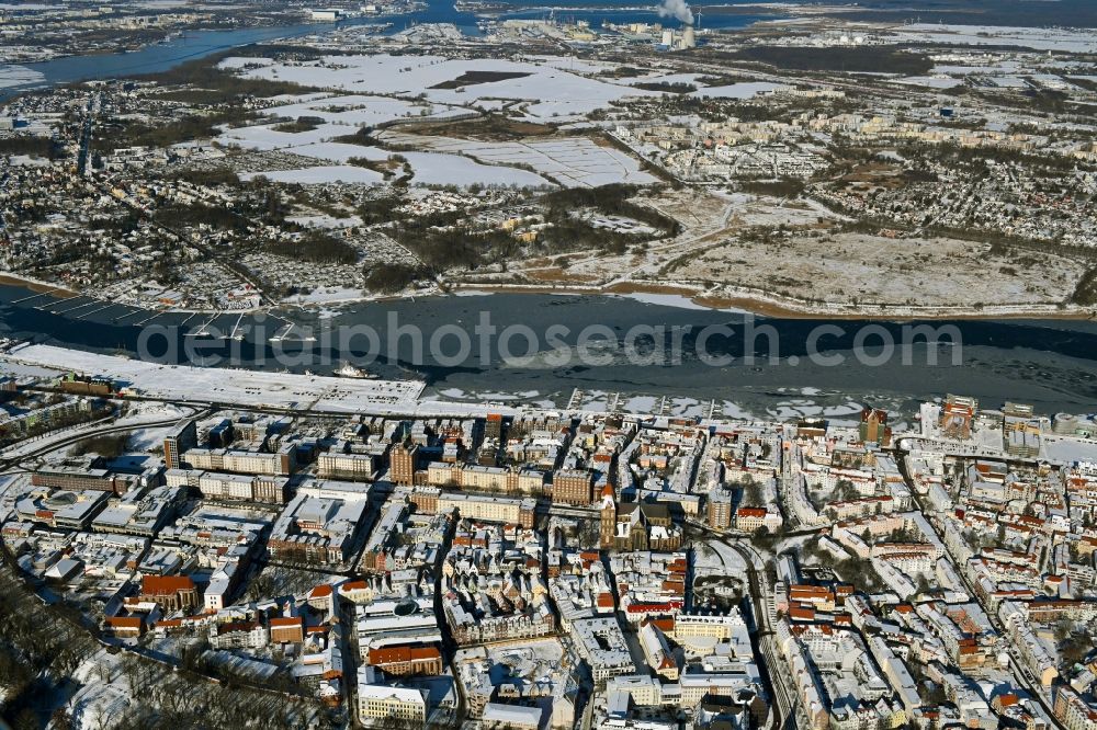 Aerial photograph Rostock - Wintry snowy old Town area and city center on shore of Unterwarnow in Rostock in the state Mecklenburg - Western Pomerania, Germany