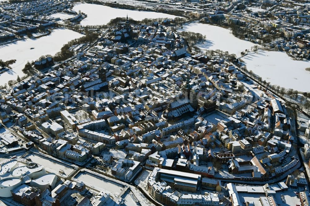 Aerial photograph Stralsund - Wintry snowy old Town area and city center in Stralsund in the state Mecklenburg - Western Pomerania, Germany