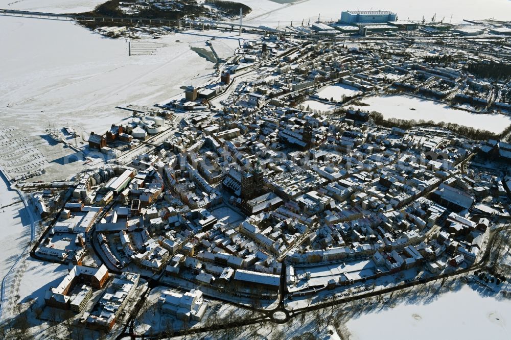 Aerial photograph Stralsund - Wintry snowy old Town area and city center in Stralsund in the state Mecklenburg - Western Pomerania, Germany