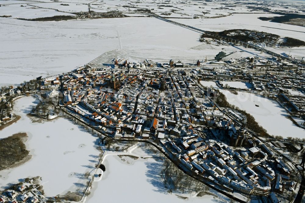 Stralsund from the bird's eye view: Wintry snowy old Town area and city center in Stralsund in the state Mecklenburg - Western Pomerania, Germany