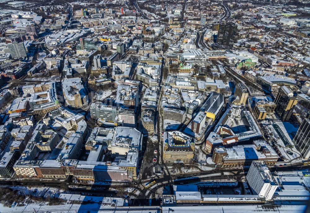 Aerial image Essen - Wintry snowy city view of the inner city area with high-rise buildings and residential areas in Essen in the state North Rhine-Westphalia, Germany