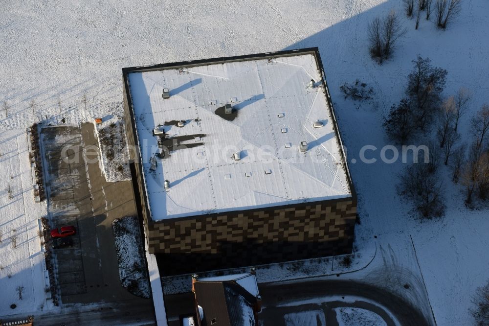 Aerial photograph Magdeburg - Wintry snowy functional building of the archive building Landesarchiv Sachsen-Anhalt - Abteilung Zentrale Dienste in the district Brueckfeld in Magdeburg in the state Saxony-Anhalt, Germany