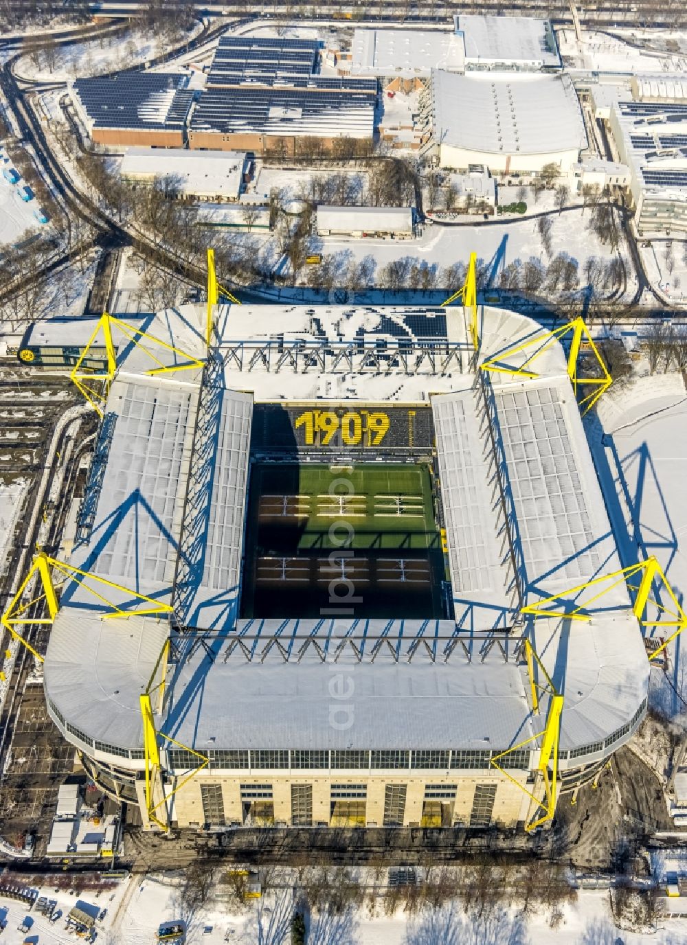 Aerial photograph Dortmund - Wintry snowy bundesliga stadium and sports facility grounds of the arena of BVB - Stadium Signal Iduna Park of the Bundesliga in Dortmund in the state of North Rhine-Westphalia