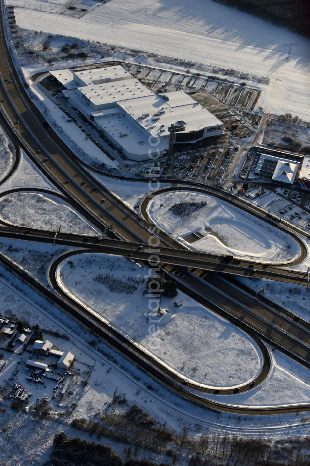 Aerial image Fredersdorf-Vogelsdorf - Wintry snowy routing and traffic lanes during the highway exit and access the motorway A 10 - Bundesstrasse B1 in the district Fredersdorf in Fredersdorf-Vogelsdorf in the state Brandenburg