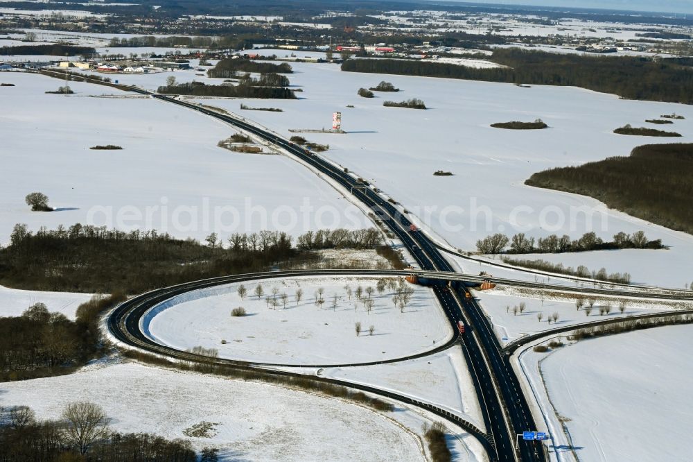 Aerial photograph Süderholz - Wintry snowy route and lanes in the course of the exit and access of the motorway junction of the BAB A20 - E251 Abfahrt Stralsund in Suederholz in the state Mecklenburg - Western Pomerania, Germany