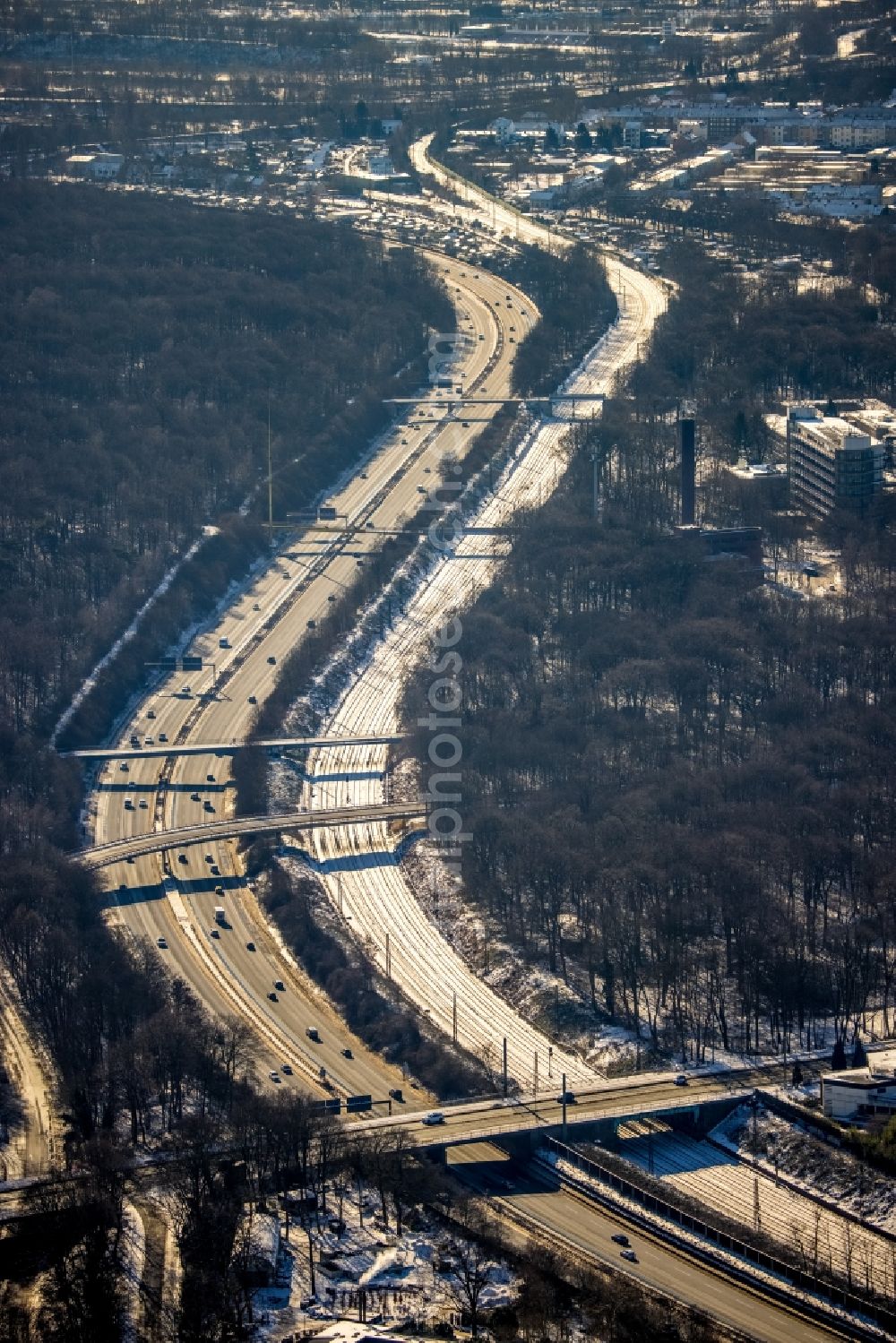 Aerial photograph Duisburg - Wintry snowy highway route of BAB3 in in the district Neudorf-Nord in Duisburg at Ruhrgebiet in the state North Rhine-Westphalia, Germany