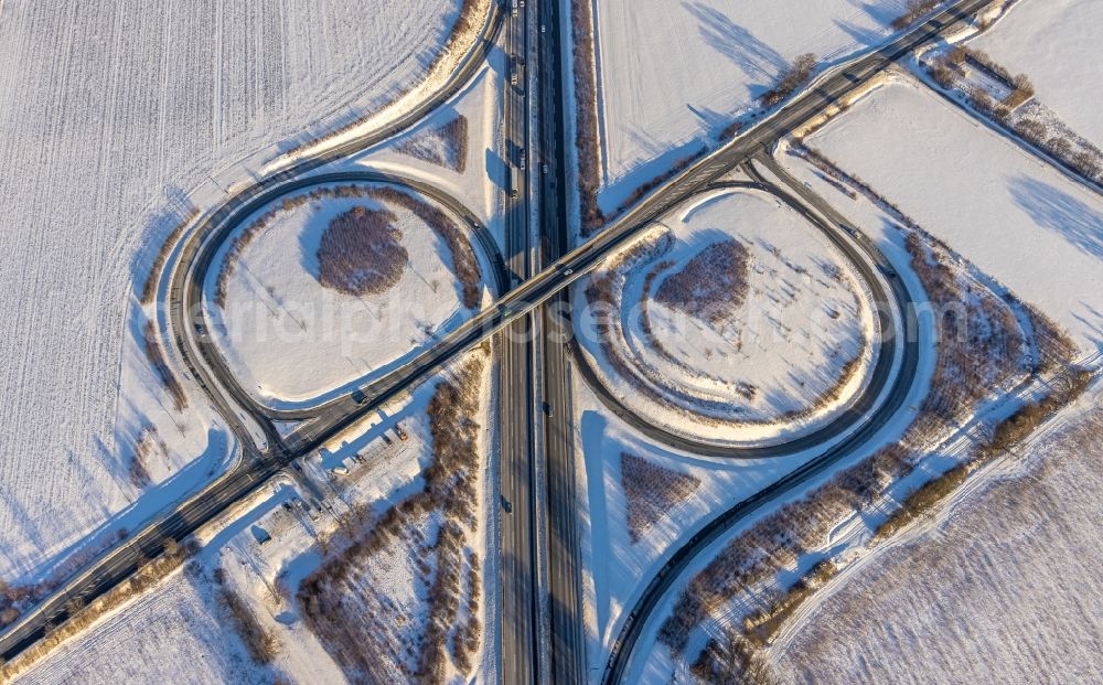 Aerial image Werl - Wintry snowy routing and traffic lanes during the highway exit and access the motorway A 44 Werl-Sued in the district Westoennen in Werl at Ruhrgebiet in the state North Rhine-Westphalia, Germany