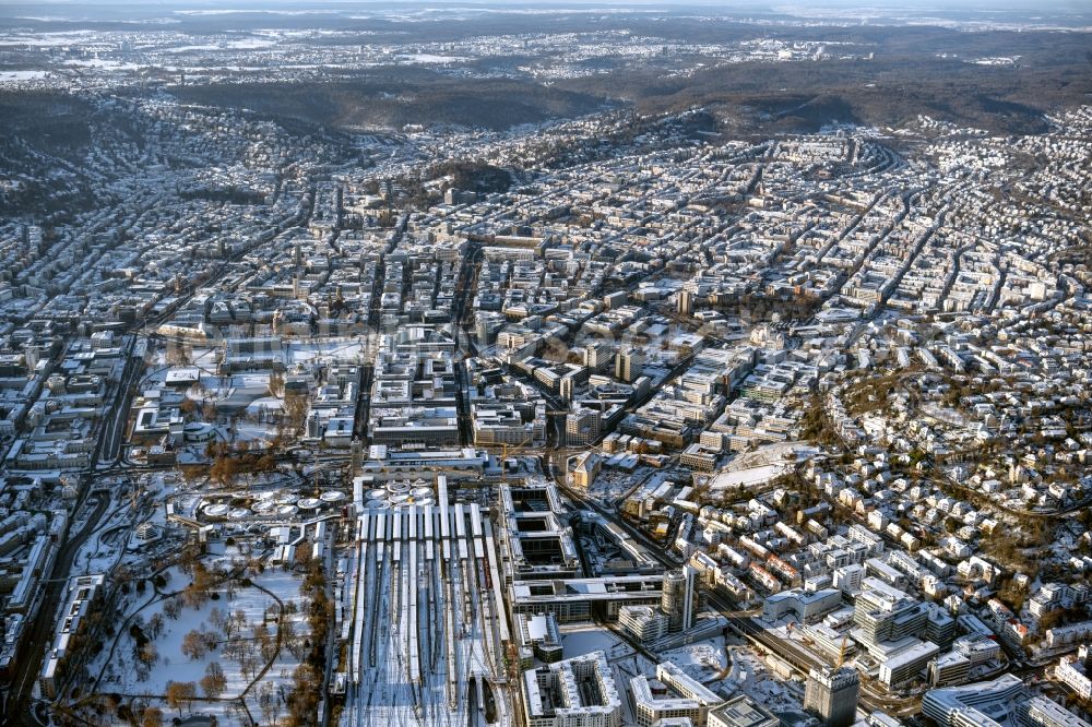 Aerial photograph Stuttgart - Wintry snowy building of the main station of the railway and construction site for the development project Stuttgart 21 in Stuttgart in the state of Baden-Wurttemberg