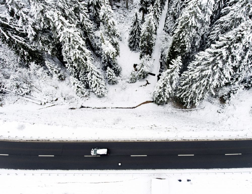 Aerial photograph Sankt Andreasberg - Wintry snowy treetops in a wooded area in Sankt Andreasberg in the state Lower Saxony, Germany