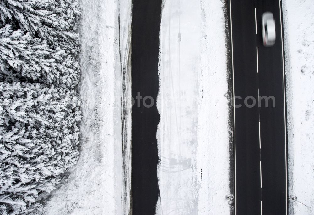 Sankt Andreasberg from the bird's eye view: Wintry snowy treetops in a wooded area in Sankt Andreasberg in the state Lower Saxony, Germany