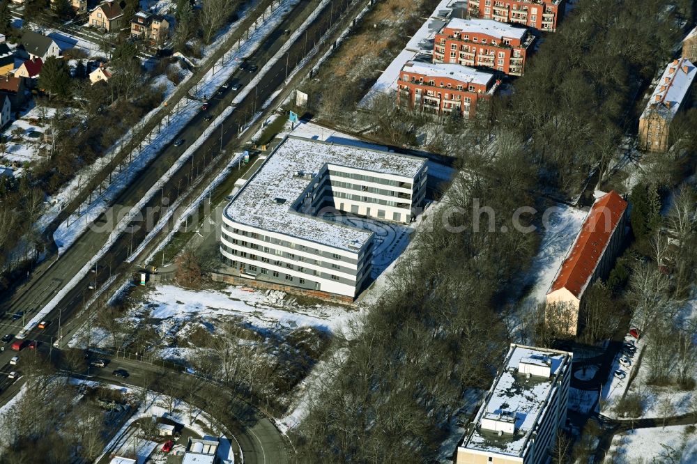 Aerial image Berlin - Wintry snowy construction site of new building of the old people's home - Seniorenresidenz Blumberger Damm corner Altentreptower Strasse in the district Biesdorf in Berlin, Germany. DZG GmbH (German Center for Geriatrics) is building the Arona Clinic for Geriatric Medicine on the site based on designs by the architects Kossel & Partner