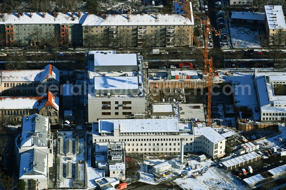 Berlin from the bird's eye view: Wintry snowy construction site for a new extension to the hospital grounds Vivantes Auguste-Viktoria-Klinikum in the district Schoeneberg in Berlin, Germany