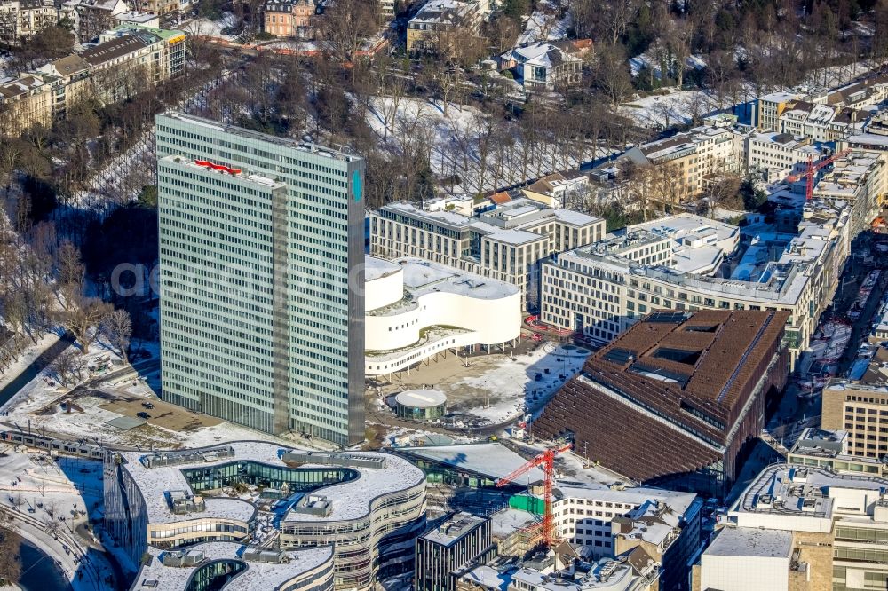 Aerial photograph Düsseldorf - Wintry snowy new construction of the building complex of the shopping center Ingenhoven-Tal - Koebogen 2 on Gustaf-Gruendgens-Place in Duesseldorf in the state North Rhine-Westphalia, Germany