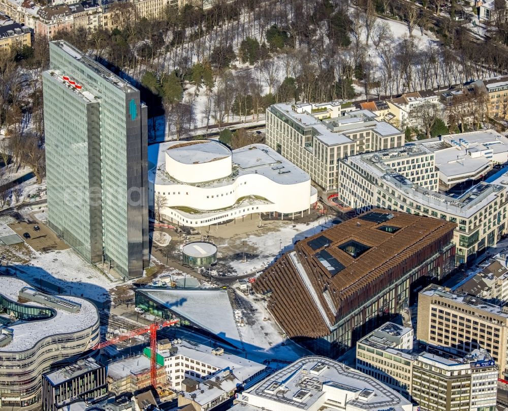 Düsseldorf from the bird's eye view: Wintry snowy new construction of the building complex of the shopping center Ingenhoven-Tal - Koebogen 2 on Gustaf-Gruendgens-Place in Duesseldorf in the state North Rhine-Westphalia, Germany