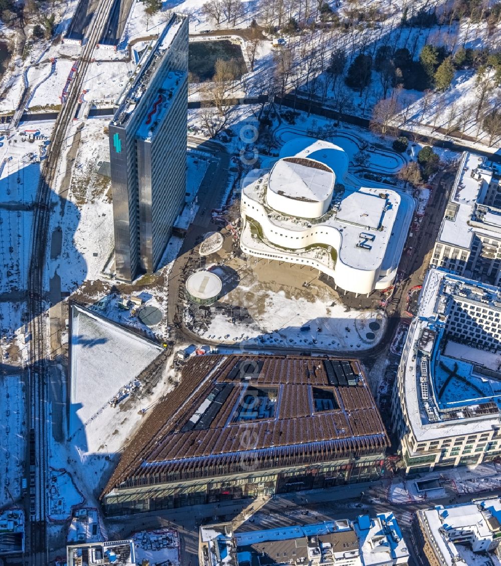 Aerial photograph Düsseldorf - Wintry snowy new construction of the building complex of the shopping center Ingenhoven-Tal - Koebogen 2 on Gustaf-Gruendgens-Place in Duesseldorf in the state North Rhine-Westphalia, Germany