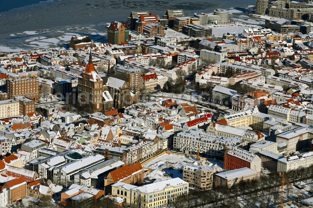 Rostock from above - Wintry snowy construction site for the new residential and commercial building Rungestrasse corner Rostocker Heide in the district Stadtmitte in Rostock in the state Mecklenburg - Western Pomerania, Germany