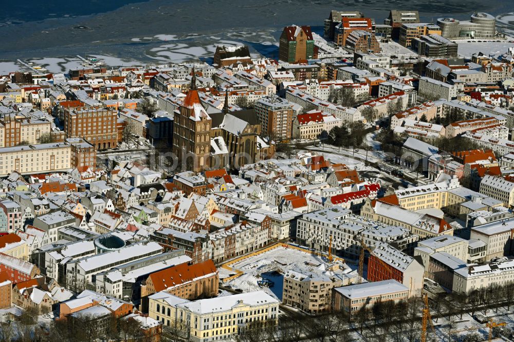 Aerial photograph Rostock - Wintry snowy construction site for the new residential and commercial building Rungestrasse corner Rostocker Heide in the district Stadtmitte in Rostock in the state Mecklenburg - Western Pomerania, Germany