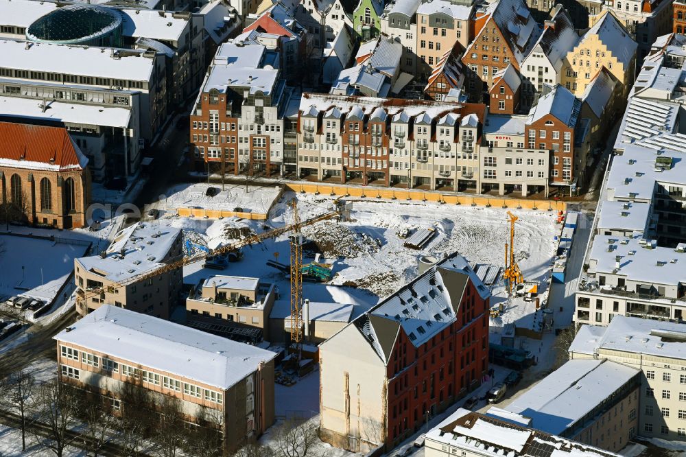 Rostock from above - Wintry snowy construction site for the new residential and commercial building Rungestrasse corner Rostocker Heide in the district Stadtmitte in Rostock in the state Mecklenburg - Western Pomerania, Germany