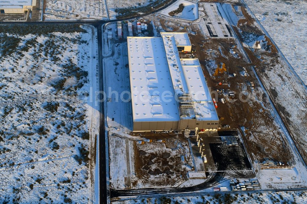 Aerial photograph Schwerin - Wintry snowy construction of building and production halls on the premises of Ypsomed Produktion GmbH on street Ludwig-Boelkow-Strasse in Schwerin in the state Mecklenburg - Western Pomerania, Germany