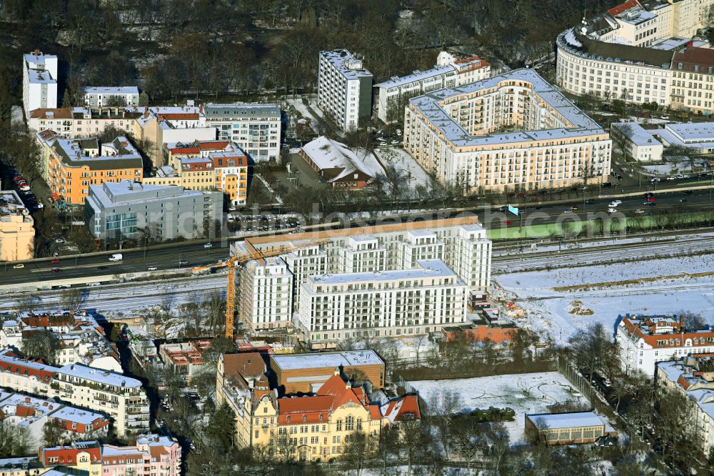 Berlin from above - Wintry snowy Construction site to build a new multi-family residential complex Friedenauer Hoehe in the district Wilmersdorf in Berlin, Germany