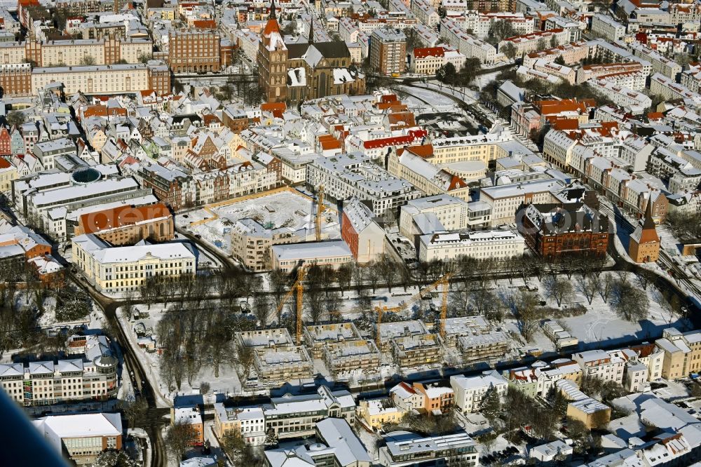 Rostock from above - Wintry snowy construction site to build a new multi-family residential complex Am Rosengarten on August-Bebel-Strasse - Wallstrasse in the district Stadtmitte in Rostock in the state Mecklenburg - Western Pomerania, Germany