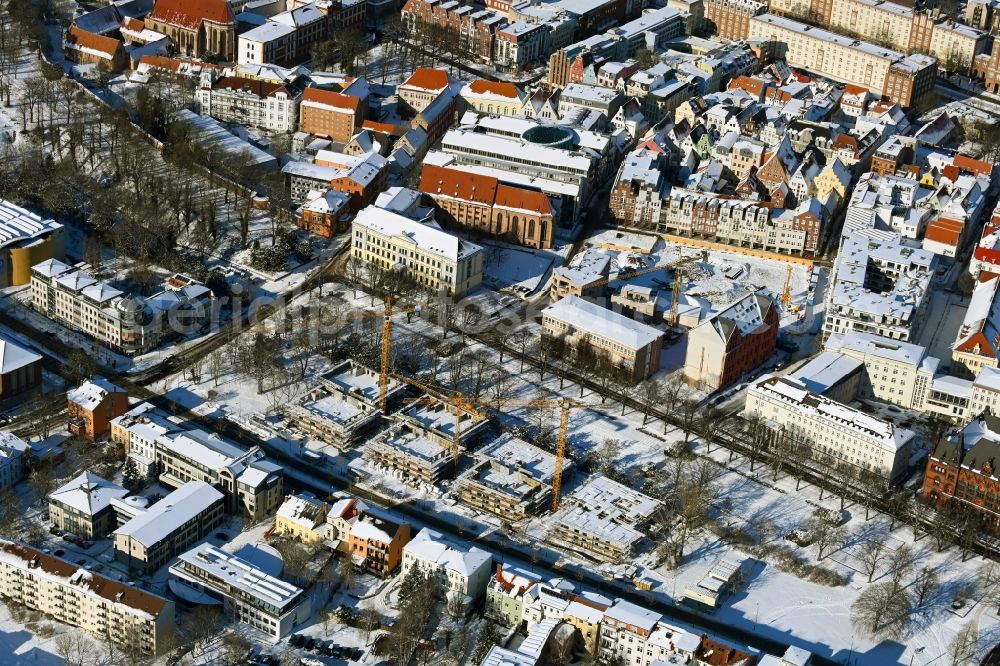 Aerial photograph Rostock - Wintry snowy construction site to build a new multi-family residential complex Am Rosengarten on August-Bebel-Strasse - Wallstrasse in the district Stadtmitte in Rostock in the state Mecklenburg - Western Pomerania, Germany