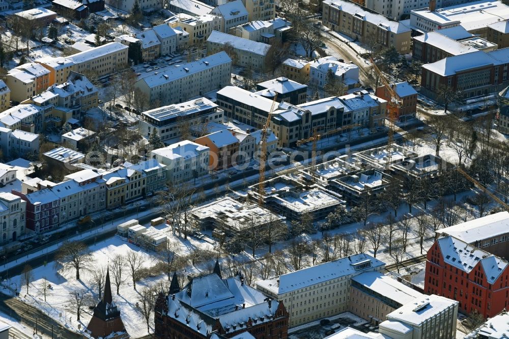 Aerial image Rostock - Wintry snowy construction site to build a new multi-family residential complex Am Rosengarten on August-Bebel-Strasse - Wallstrasse in the district Stadtmitte in Rostock in the state Mecklenburg - Western Pomerania, Germany