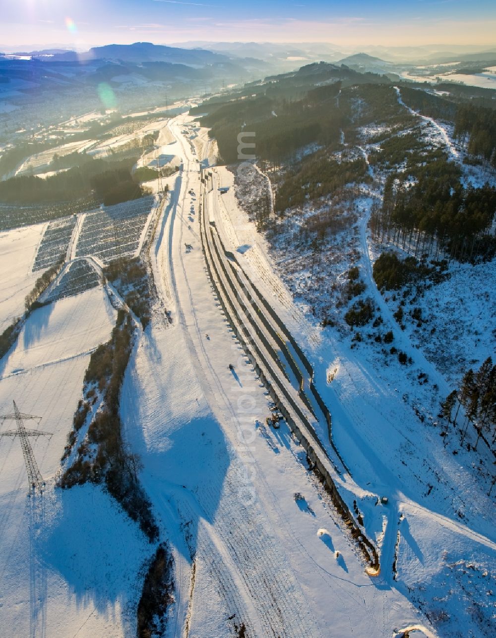 Aerial photograph Bestwig - Wintry snowy construction site of the autobahn course of the BAB Autobahnerweiterung A46 in the district Ostwig in Bestwig in the state North Rhine-Westphalia