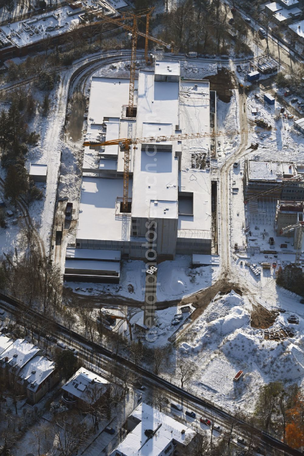 Aerial image Berlin - Wintry snowy construction site for the new building of a research building and office complex Innovations- and Forschungszentrum FUBIC on street Fabeckstrasse in the district Lichterfelde in Berlin, Germany