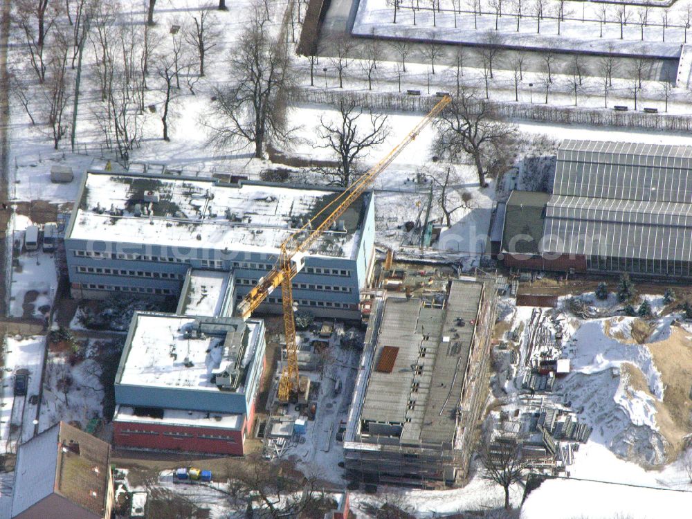 Aerial image Berlin - Wintry snowy construction site for the new building of a research building and office complex Leibniz-Institut fuer Zoo- and Wildtierforschung (IZW) on street Alfred-Kowalke-Strasse in the district Friedrichsfelde in Berlin, Germany