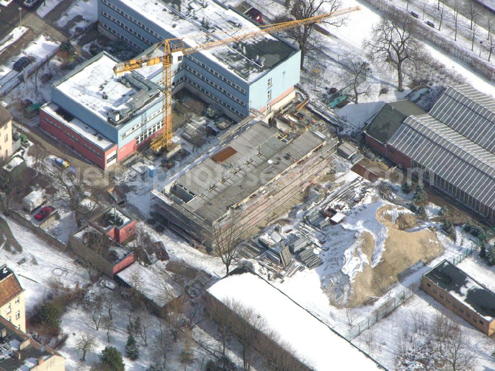 Aerial photograph Berlin - Wintry snowy construction site for the new building of a research building and office complex Leibniz-Institut fuer Zoo- and Wildtierforschung (IZW) on street Alfred-Kowalke-Strasse in the district Friedrichsfelde in Berlin, Germany