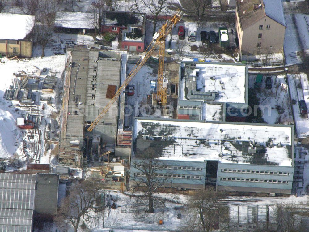 Berlin from the bird's eye view: Wintry snowy construction site for the new building of a research building and office complex Leibniz-Institut fuer Zoo- and Wildtierforschung (IZW) on street Alfred-Kowalke-Strasse in the district Friedrichsfelde in Berlin, Germany