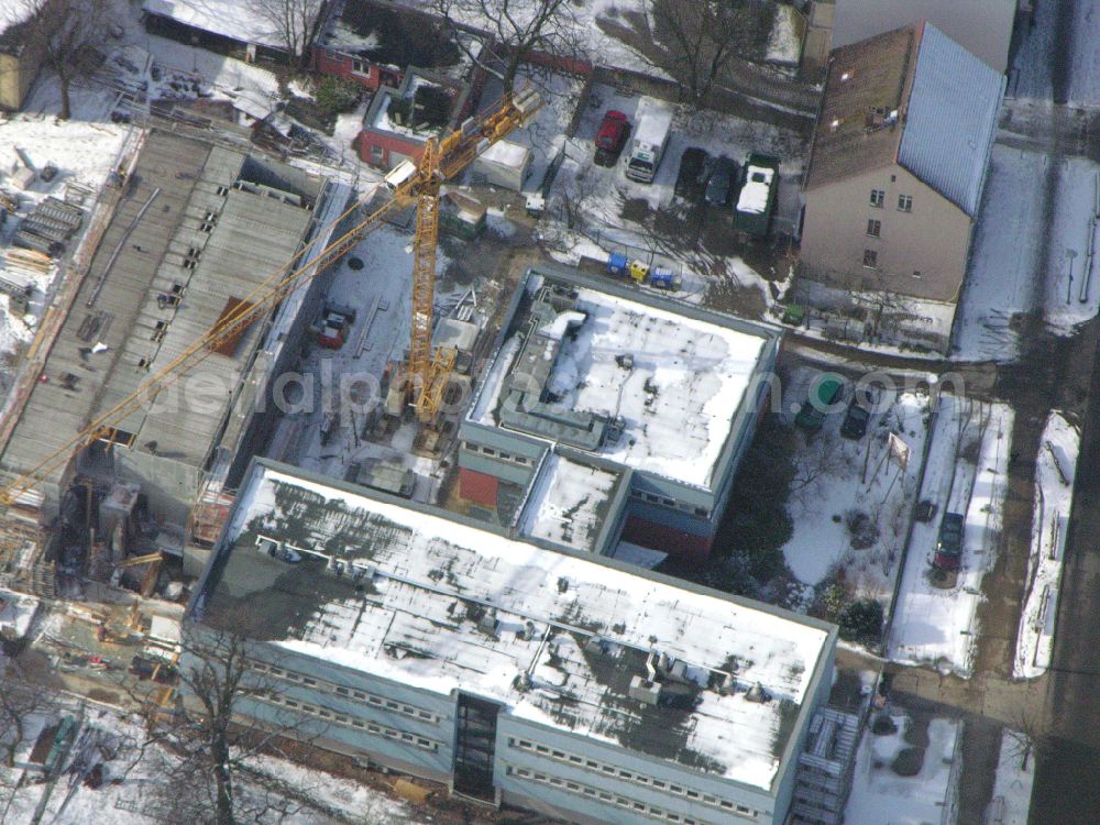 Aerial image Berlin - Wintry snowy construction site for the new building of a research building and office complex Leibniz-Institut fuer Zoo- and Wildtierforschung (IZW) on street Alfred-Kowalke-Strasse in the district Friedrichsfelde in Berlin, Germany