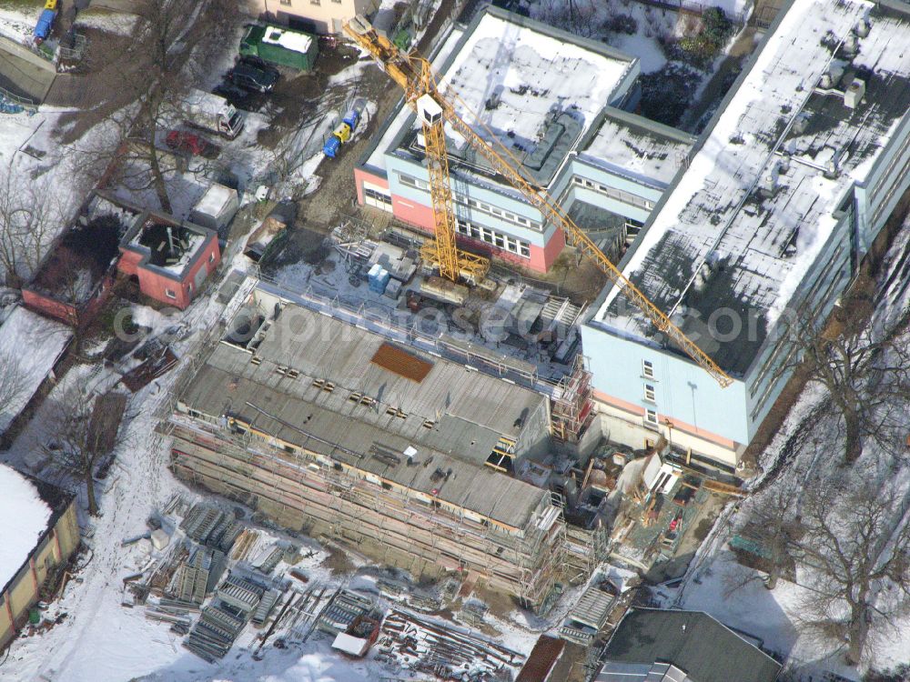 Aerial photograph Berlin - Wintry snowy construction site for the new building of a research building and office complex Leibniz-Institut fuer Zoo- and Wildtierforschung (IZW) on street Alfred-Kowalke-Strasse in the district Friedrichsfelde in Berlin, Germany