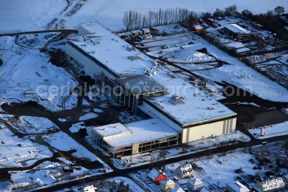 Aerial photograph Berlin - Wintry snowy construction site for the new building home-center of the Porta-Group at Pilgramer street in the district Mahlsdorf in Berlin