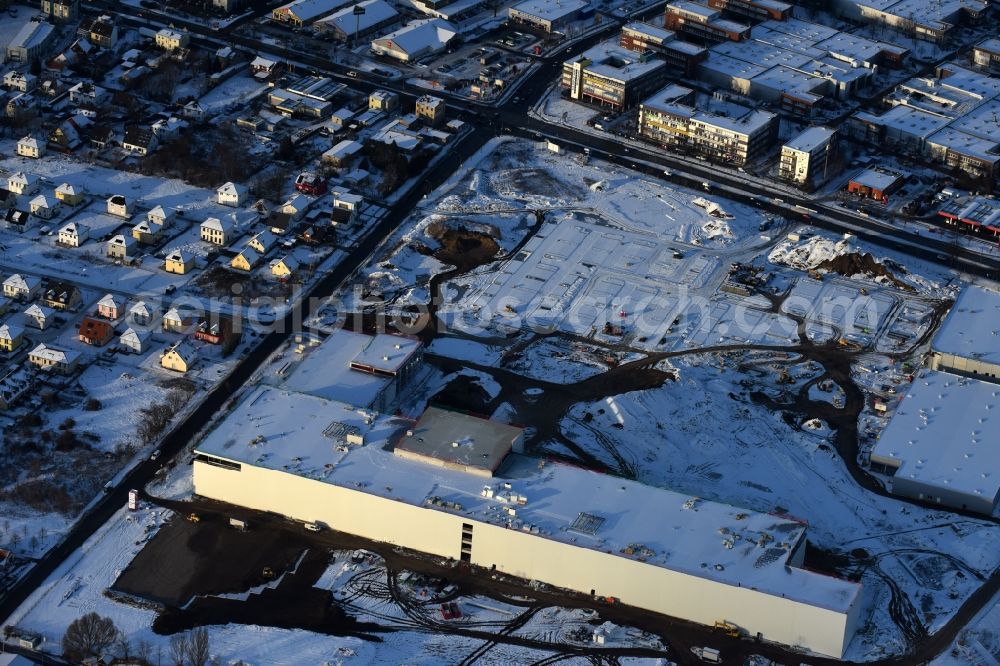 Aerial image Berlin - Wintry snowy construction site for the new building home-center of the Porta-Group at Pilgramer street in the district Mahlsdorf in Berlin