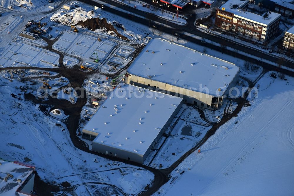 Aerial photograph Berlin - Wintry snowy construction site for the new building home-center of the Porta-Group at Pilgramer street in the district Mahlsdorf in Berlin