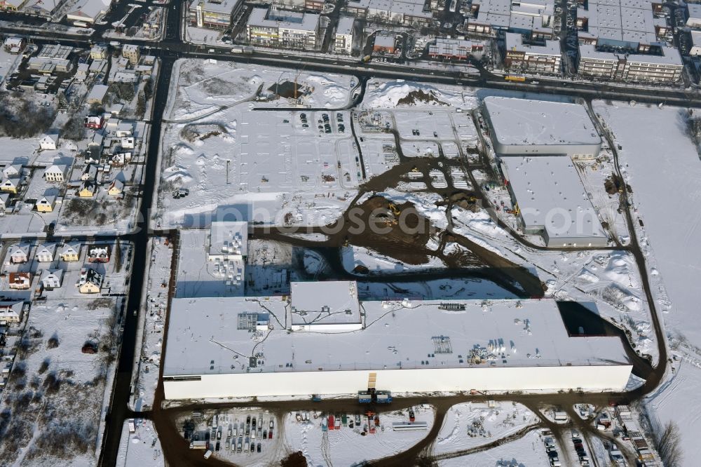 Berlin from above - Wintry snowy construction site for the new building home-center of the Porta-Group at Pilgramer street in the district Mahlsdorf in Berlin