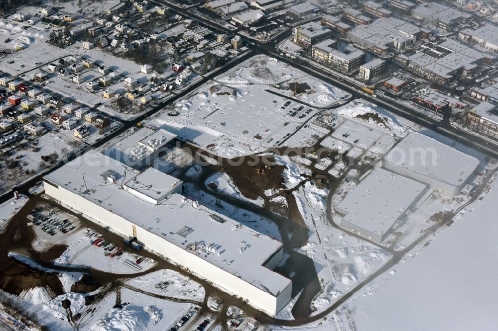 Aerial image Berlin - Wintry snowy construction site for the new building home-center of the Porta-Group at Pilgramer street in the district Mahlsdorf in Berlin