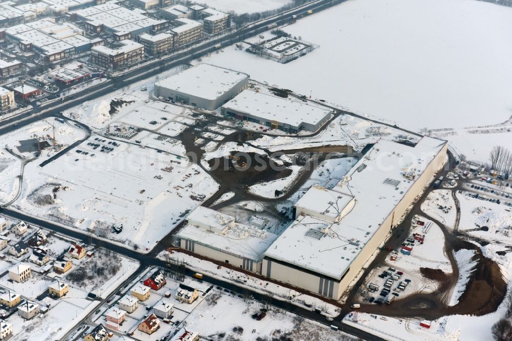 Aerial photograph Berlin - Wintry snowy construction site for the new building home-center of the Porta-Group at Pilgramer street in the district Mahlsdorf in Berlin