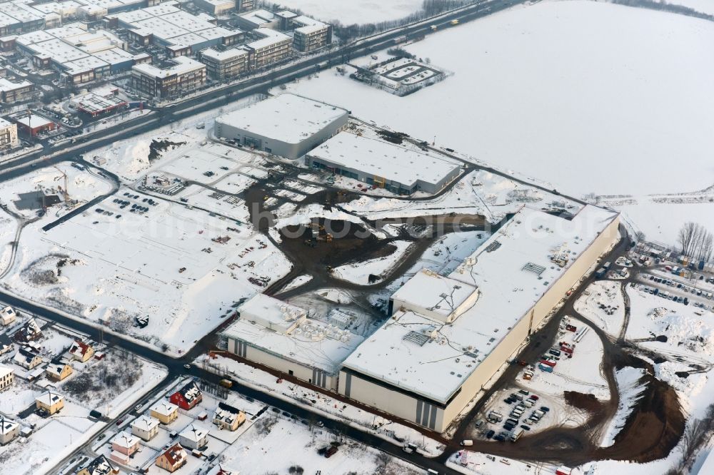 Berlin from above - Wintry snowy construction site for the new building home-center of the Porta-Group at Pilgramer street in the district Mahlsdorf in Berlin