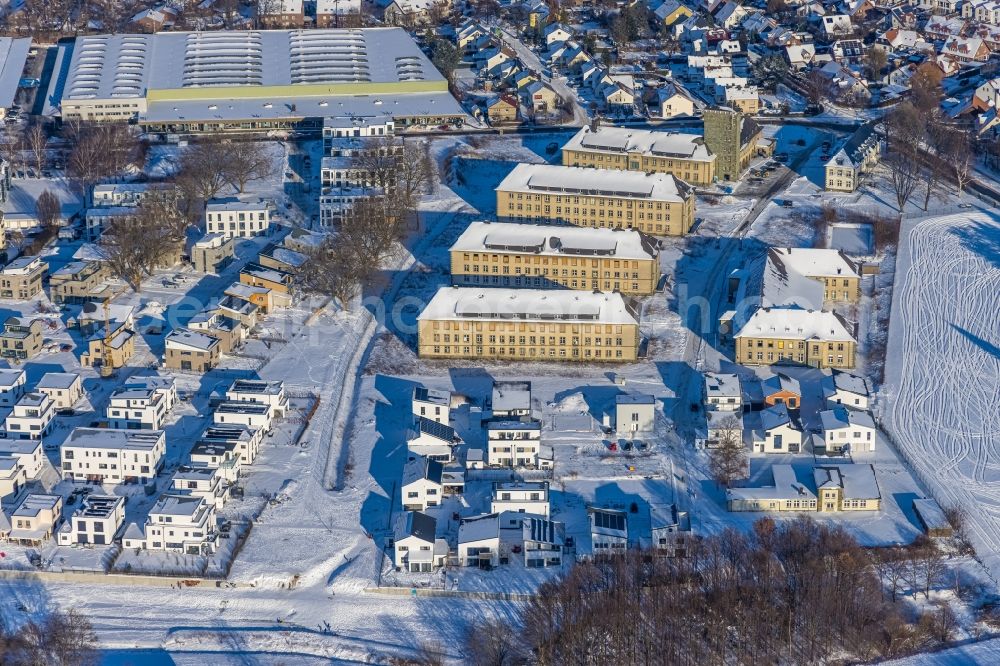 Soest from above - Wintry snowy construction site to build a new multi-family residential complex Belgisches Viertel Soest on Meiningser Weg in Soest in the state North Rhine-Westphalia, Germany